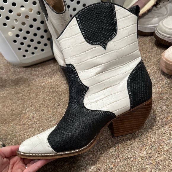 Ankle booties - Picture 2 of 3